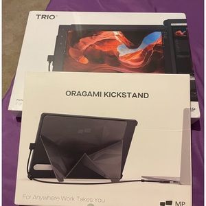 🌸✨NWT Bundle — BRAND NEW Mobile Pixels Trio Monitor and Kickstand